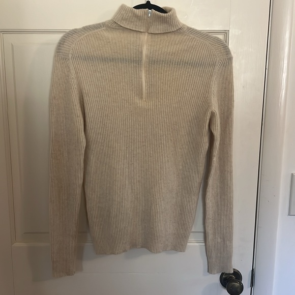 100% cashmere turtleneck from Scotland. It’s a large but runs like a medium - Picture 3 of 6